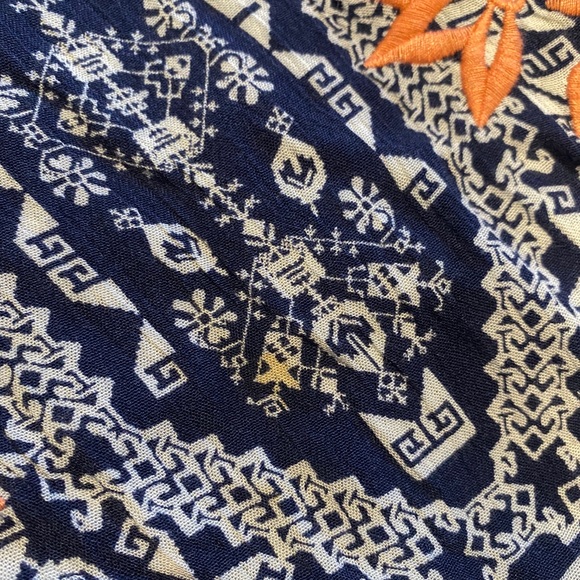 Embroidered high neck tank - Picture 4 of 4